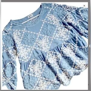 Kindred embroidered peasant top with scalloped edges Size Large